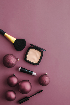 포토 JPG 해외이미지 사람없음 하이앵글 보라색 화장품 오브젝트 메이크업브러쉬 오너먼트 카피스페이스 해외202310 해외포토 뷰포인트 컬러 크리스마스장식 뷰티 공백 붓 파일형식