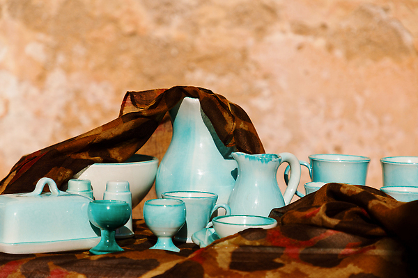 포토 JPG 해외이미지 전통 접시 여행 휴가 거리 미술 사람없음 가로 맑음 스페인 시장 진열장 수공예 스페인어 옛날 정물화 핸드메이드 해외202310 해외포토 식기 유럽 날씨 문화예술 공예 그림 파일형식