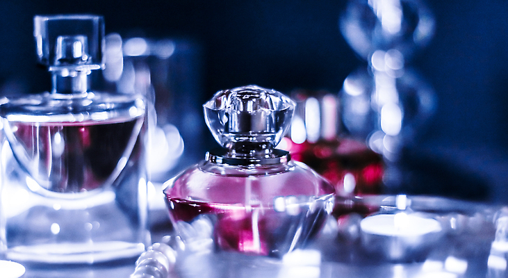 포토 JPG 해외이미지 초 유리 사람없음 파란색 투명 분위기 고급 향수 보케 향수병 해외202310 해외포토 컬러 컨셉 재질 화장품 병_담는 파일형식