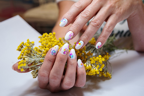 포토 JPG 해외이미지 모델 라이프스타일 손 디자인 계절 여자 구두 컬러 겨울 손가락 휴가 따뜻함 사람없음 장식 빨간색 뷰티 갈색 유행 검은색 스파 어둠 화장품 잡기 못 화려 우아함 손톱관리 손톱 스웨터 부드러움 광택 니스 돌봄 스타일 해외202310 해외포토 신발 컨셉 상의 모션 사람 생활 신체부위 공구 감각 네일아트 파일형식