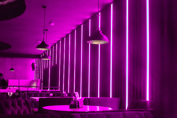 포토 JPG 해외이미지 모양 디자인 선 벽 분홍색 컬러 가구 백그라운드 건축양식 벽지 추상 미래 바닥 실내 사람없음 내부 파란색 빛 반사 파티 유행 우주 디지털 보라색 검은색 어둠 방 무대 램프 복도 야간 클럽 네온 쇼 형광등 기하학 광 스타일 주도 비어있는 해외202310 해외포토 자연요소 건축 생활용품 컨셉 무늬 전등 조명 이벤트 예절 파일형식