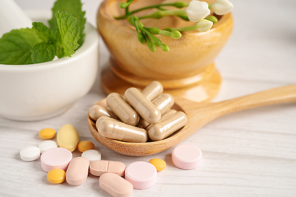 포토 JPG 해외이미지 무료이미지 건강 사람없음 알약 약 숟가락 허브 꽃봉오리 유기농 절구 절구방아 나무배경 해외202310 해외포토 식물 웰빙 꽃 백그라운드 의학 수저 도구 파일형식