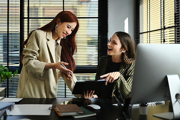 포토 JPG 해외이미지 여자 대화 들기 앉기 상반신 성인 두명 옆모습 사무실 모니터 공책 키보드 블라인드 비즈니스우먼 스마트 책상 서류판 성인여자만 해외202310 해외포토 뷰포인트 가구 컨셉 비즈니스 모션 문구용품 말하기 사람 컴퓨터 사무용품 커튼 직장인 여자만 성인만 파일형식