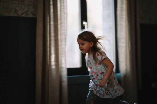 포토 JPG 해외이미지 백인 헤어스타일 응시 여자 행복 감정 얼굴 어린이 포즈 실내 한명 미소 금발 뷰티 유치원 기쁨 꿈 표현 아기 선택 달콤 작음 순수 만족 해외202310 해외포토 서양인 1 시선 교육 컨셉 표정 사람 내부 신체부위 맛 크기 파일형식