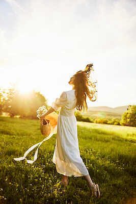 포토 JPG 해외이미지 전신 여자 따뜻함 한명 들기 성인 야외 뒷모습 햇빛 점프 일몰 핸드백 성인여자한명만 흩날리기 해외202310 해외포토 1 뷰포인트 가방 모션 사람 태양 노을 여자한명만 성인여자만 파일형식