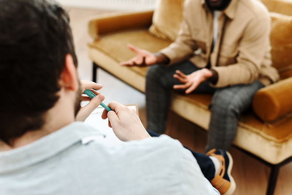 포토 JPG 해외이미지 백인 직업 남자 흑인 스트레스 건강 병원 대화 사람 두명 치료 사무실 검은색 모임 환자 의사 슬픔 기록 좌절 닫기 질병 토론 컨설턴트 상담 문제 긴장 테라피 돌봄 부정적 우울증 정신과 정신과의사 지원 치료사 헬프 심리치료 카운슬러 해외202310 해외포토 서양인 감정 컬러 컨셉 비즈니스 의학 모션 말하기 뷰티 의료진 도움 전문직 상담원 심리 파일형식