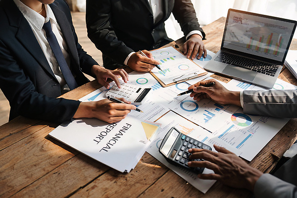 포토 JPG 해외이미지 직업 컨셉 회사 비즈니스 통계 성공 그래프 설계 직장 사람 사람없음 금융 경제 노트북 컴퓨터 사무실 정보 업무 작업 비즈니스맨 그룹 계산 계획 토론 책상 분석 동료 보고서 문서 투자 이익 회계 경영 계좌 마케팅 세금 예산 프로젝트 회계사 브레인스토밍 해외202310 해외포토 남자 가구 관계 전자제품 직장인 파일형식