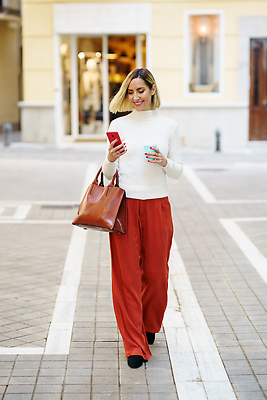 포토 JPG 해외이미지 전신 여자 커피 음료 인터넷 가방 모바일 거리 한명 웃음 건물 컵 스마트폰 핸드폰 유행 산책 기쁨 핸드백 도시 서핑 메시지 보행로 소프트포커스 연결 일회용 긍정 테이크아웃 온라인 따뜻한음료 스타일 해외202310 해외포토 1 식기 건축물 잡화 감정 길 컨셉 휴식 촬영기법 표정 사람 전자제품 스마트기기 수상스포츠 파일형식