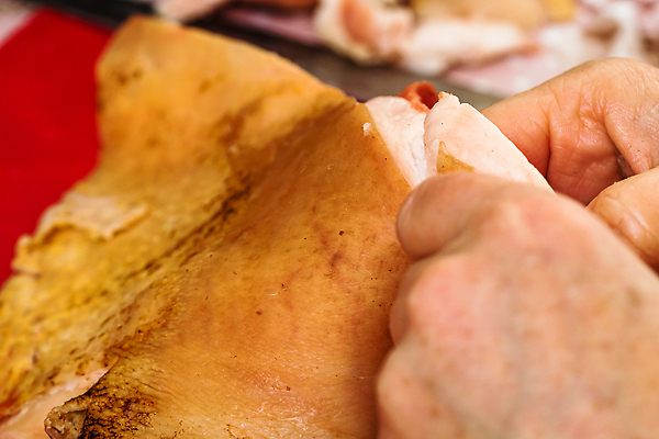 포토 JPG 해외이미지 손 잡화 음식 조각 백그라운드 건강 육류 돼지고기 스테이크 요리 사람없음 빨간색 쌓기 주방 저녁식사 기댐 소고기 흰색 신선 칼 바비큐 자르기 허리 준비 날것 성분 고립 단백질 생식 정육점 해외202310 해외포토 컬러 식재료 모션 서양음식 신체부위 상점 식사 영양소 파일형식