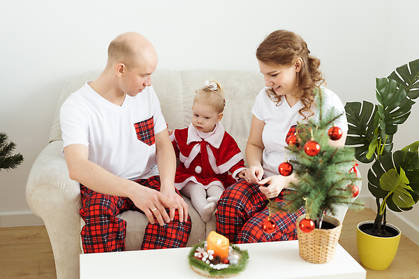 포토 JPG 해외이미지 백인 응시 여자 남자 화분 크리스마스 초 가족 휴가 상반신 성인 앞모습 세명 크리스마스트리 아기 오너먼트 해외202310 해외포토 서양인 시선 기념일 뷰포인트 크리스마스장식 관계 사람 파일형식