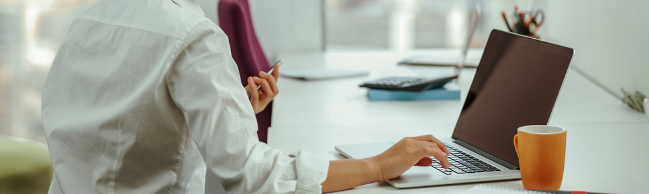 포토 JPG 해외이미지 직업 라이프스타일 배너 응시 여자 행복 인터넷 비즈니스 사업가 통신 성공 노동자 파노라마 한명 미소 사람 앉기 동양인 성인 노트북 컴퓨터 사무실 뷰티 중국 흰색 업무 비즈니스우먼 자신감 종업원 책상 경영자 문서 온라인 경영 헤딩 해외202310 해외포토 1 시선 감정 아시아 컬러 가구 컨셉 모션 촬영기법 표정 인종 생활 전자제품 축구 작업 직장인 리더 파일형식