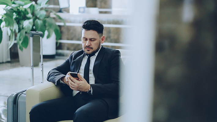 포토 JPG 해외이미지 백인 직업 라이프스타일 남자 여행 인터넷 비즈니스 사업가 텍스트 호텔 성공 모바일 수염 실내 한명 사람 앉기 정장 성인 스마트폰 핸드폰 사무실 여행가방 웹 정보 짐 잡기 업무 비즈니스맨 자신감 서핑 이메일 우아함 도착 스마트 서비스 안락의자 배려 수하물 접수 혼자 해외202310 해외포토 서양인 1 옷 감정 컨셉 의자 가방 모션 숙소 내부 생활 전자제품 스마트기기 수상스포츠 작업 직장인 파일형식
