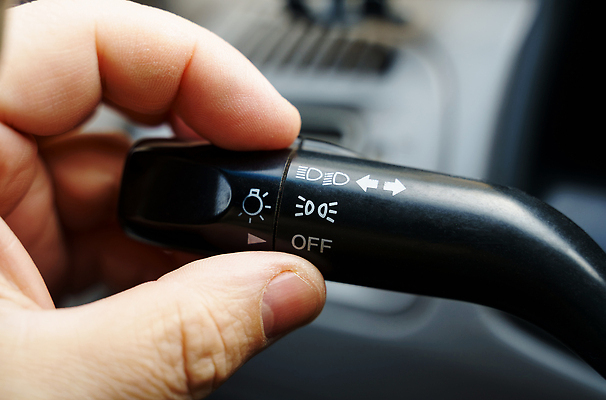 포토 JPG 해외이미지 손 디자인 손가락 교통시설 자동차 새로움 실내 손잡이 사람없음 내부 빛 검은색 장비 운전 판넬 운전사 플라스틱 왼쪽 심볼 묘사 사인 신호 전자 위치 시스템 스위치 계기판 자동 제어 해외202310 해외포토 직업 육상교통 컬러 교통 컨셉 모션 재질 신체부위 방향 시설 파일형식