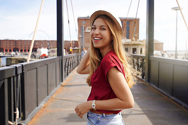 포토 JPG 해외이미지 응시 행복 유럽 여행 포즈 건축양식 영국 잉글랜드 한명 미소 사람 뷰티 유행 여행객 걷기 항구 일몰 도시 역사 런던 포트 히스패닉 구시가지 랜드마크 화창 브라질사람 해외202310 해외포토 1 시선 건축 감정 나라 교통시설 모션 날씨 표정 노을 파일형식