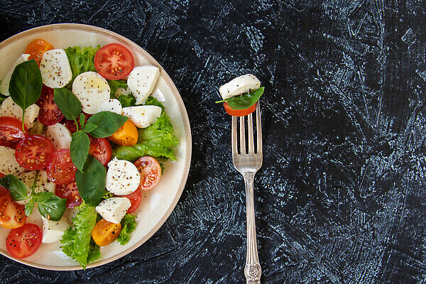 포토 JPG 해외이미지 전통 접시 음식 백그라운드 포크 다이어트 토마토 채소 재료 치즈 건강 사람없음 빨간색 초록색 컬러풀 검은색 식사 저녁식사 샐러드 신선 맛 아침식사 상추 지중해 먹기 허브 올리브 질감 날것 서빙 바질 그리스인 점심식사 루꼴라 모짜렐라치즈 채식주의자 플랫레이 맛있는 해외202310 해외포토 서양인 식물 식기 열매 바다 컬러 컨셉 모션 유제품 플랫 채식 파일형식