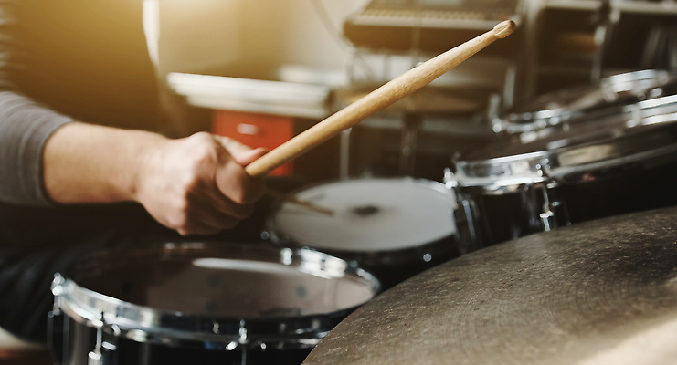 포토 JPG 해외이미지 직업 접시 손 남자 악기 음악 놀이 타악기 실내 미술 사람 성인 취미 사람없음 세트 축제 소리 콘서트 공연 연주자 음악가 장비 기구 잡기 악단 막대기 집중 드럼 열정 오케스트라 드러머 드럼스틱 리듬 베이스 생존 해외202310 해외포토 식기 감정 컨셉 모션 현악기 문화예술 이벤트 내부 신체부위 파일형식