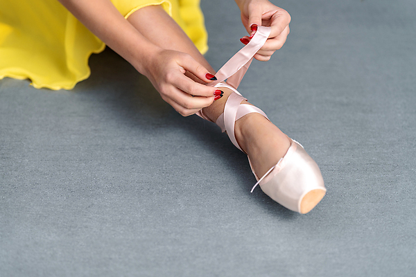 포토 JPG 해외이미지 백인 직업 1 여자 분홍색 포즈 백그라운드 신발 발 슬리퍼 바닥 기술 실내 미술 사람 사람없음 뷰티 유행 공연 연주자 댄서 흰색 춤 쌍 클래식 우아함 날씬함 발레 연습 발레리나 예술가 포인트 단아함 양발 스타일 해외202310 해외포토 서양인 컬러 컨셉 문화예술 이벤트 내부 신체부위 금융 음악가 몸매 파일형식