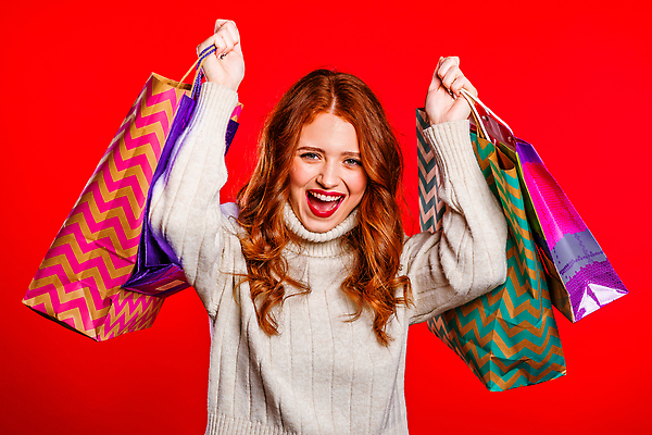 포토 JPG 해외이미지 백인 모델 라이프스타일 응시 여자 행복 백그라운드 가방 한명 미소 사람 성인 쇼핑 선글라스 뷰티 유행 세일 상점 희망 흰색 잡기 화려 센터 우아함 구매 쇼핑몰 고객 펑키 소매 고립 쇼퍼홀릭 세련 해외202310 해외포토 서양인 1 시선 잡화 감정 안경 컬러 컨셉 모션 표정 생활 파일형식