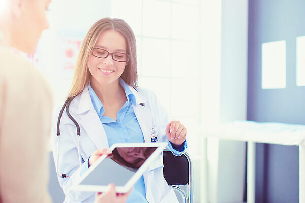 포토 JPG 해외이미지 직업 응시 여자 청진기 건강 병원 대화 미소 두명 노트북 약 듣기 시험 환자 의사 흰색 긴급 가리킴 기록 질병 구조원 문서 약속 처방 방문 문제 돌봄 물리치료사 서류판 소아과의사 심장병 해외202310 해외포토 시선 교육 컬러 의학 의료기기 모션 표정 말하기 사람 손짓 전자제품 사무용품 의료진 치료사 파일형식