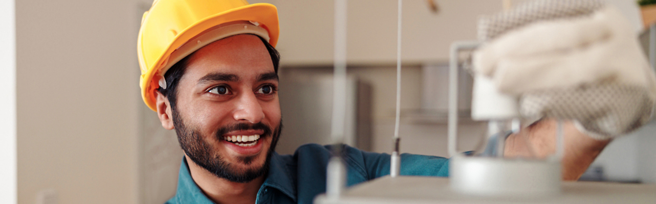 포토 JPG 해외이미지 직업 배너 남자 산업 전구 주택 실내 파노라마 한명 사람 풍경 성인 빛 주방 힘 장비 에너지 램프 기술자 드라이버 변화 수리 콘센트 계주 서비스 천장 고정 DIY 유지 건축업자 계약자 교체 설치 재주꾼 헤딩 주도 해외202310 해외포토 1 건축 컨셉 조명 촬영기법 취미 내부 건물 축구 공구 예절 육상스포츠 계약 파일형식