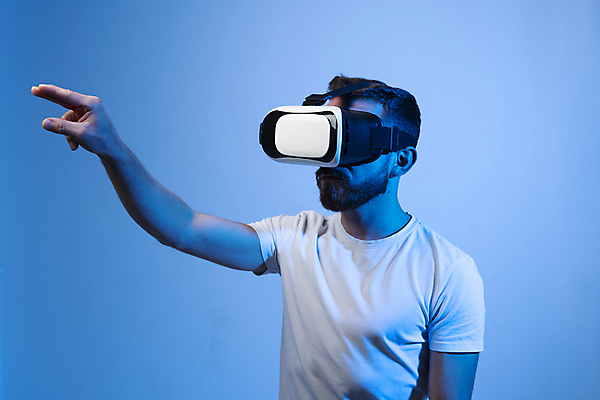 포토 JPG 해외이미지 남자 미래 기술 한명 상반신 성인 옆모습 파란색 게임 가리킴 가상현실 성인남자한명만 오큘러스 VR기기 해외202310 해외포토 1 뷰포인트 컬러 컨셉 놀이 사람 손짓 기계 남자한명만 성인남자만 파일형식