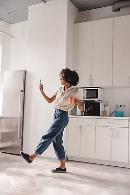 포토 JPG 해외이미지 직업 라이프스타일 여자 행복 안경 커피 음료 음악 비즈니스 휴식 노동자 주택 직장 한명 서기 미소 사람 내부 컵 스마트폰 핸드폰 사무실 주방 헤드폰 방 춤 업무 도움 비즈니스우먼 뜨거움 무선전화기 직원 경영자 긍정 다민족 경영 고용 단절 해외202310 해외포토 1 식기 잡화 감정 음향기기 컨셉 회사 모션 문화예술 표정 건물 생활 전자제품 스마트기기 구직 작업 직장인 전화기 리더 채용 파일형식