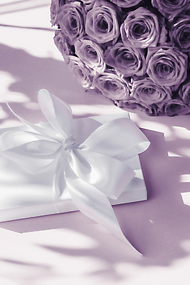 포토 JPG 해외이미지 행복 리본 꽃다발 사랑 사람없음 선물상자 로맨틱 연보라색 해외202310 해외포토 꽃 감정 컨셉 선물 상자 보라색 파일형식