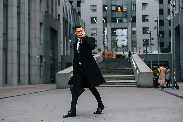 포토 JPG 해외이미지 전신 응시 남자 안경 서류가방 한명 들기 정장 성인 옆모습 스마트폰 걷기 도시 직장인 비즈니스맨 스마트 통화 성인남자한명만 해외포토 직업 1 시선 잡화 옷 뷰포인트 컨셉 가방 비즈니스 모션 사람 핸드폰 스마트기기 남자한명만 성인남자만 파일형식