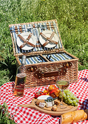 포토 JPG 해외이미지 접시 빵 와인잔 방울토마토 포도 휴식 치즈 도마 잔디 사람없음 소풍 와인 돗자리 소풍바구니 해외202310 해외포토 식물 식기 음식 컨셉 토마토 술잔 과일 주방용품 유제품 주류 야외활동 바구니 파일형식