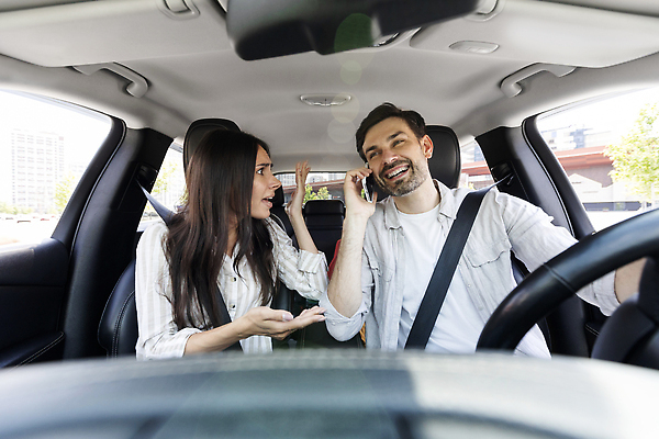 포토 JPG 해외이미지 백인 커플 여자 남자 도로 여행 통신 자동차 모바일 실내 대화 안전 사람 야외 두명 스마트폰 운전 벨트 분노 운전사 위험 사건 고장 집중 공포 보여주기 나쁜 비명 주목 밀레니얼 해외202310 해외포토 서양인 직업 잡화 감정 길 육상교통 컨셉 관계 교통시설 모션 말하기 내부 경제 핸드폰 스마트기기 파일형식