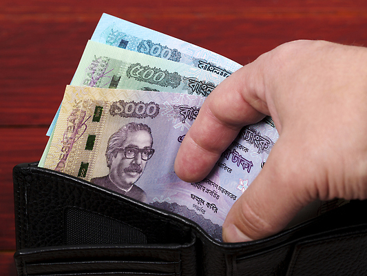 포토 JPG 해외이미지 손 지폐 돈 비즈니스 사람없음 금융 검은색 쪽지 지갑 방글라데시 해외202310 해외포토 컬러 신체부위 경제 재산 남아시아 파일형식