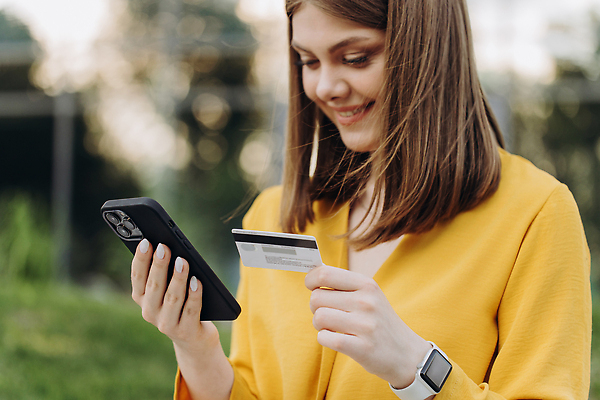 포토 JPG 해외이미지 돈 비즈니스 관리 한명 사람 디지털 웹 무선전화기 질서 해외202310 해외포토 1 인터넷 예절 재산 전화기 파일형식