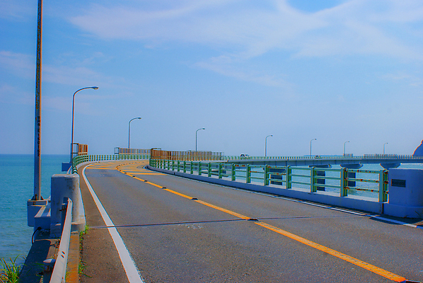 포토 JPG 해외이미지 도로 자연 하늘 산 풍경 사람없음 야외 여름 도시풍경 항구 맑음 어선 수면 함선 해외202310 해외포토 계절 길 배_교통 교통시설 날씨 물 도시 생태계 파일형식
