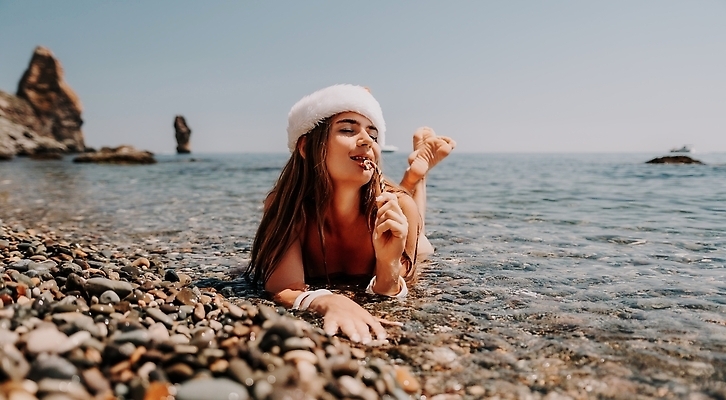 포토 JPG 해외이미지 라이프스타일 여자 행복 바다 여행 자연 하늘 휴가 산 한명 사람 풍경 성인 야외 물 여름 파란색 뷰티 여행객 계곡 트래킹 하이킹 추위 자유 정상 셀프카메라 나눔 수평선 해외202310 해외포토 자연요소 1 계절 감정 컬러 컨셉 레저 생활 사진촬영 생태계 파일형식