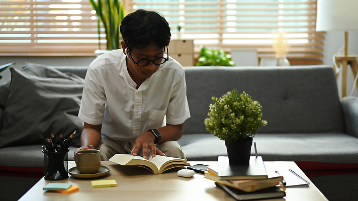 포토 JPG 해외이미지 남자 꽃 화분 쿠션 잎 창문 한명 앉기 동양인 상반신 성인 책 소파 독서 연필 쌓기 블라인드 찻잔 컵받침 집중 책상 포스트잇 연필꽂이 무선이어폰 성인남자한명만 안경낌 해외202310 해외포토 식물 1 안경 이어폰 가구 컨셉 의자 모션 문구용품 학용품 잔 사람 인종 필기구 메모지 커튼 받침대 남자한명만 성인남자만 파일형식