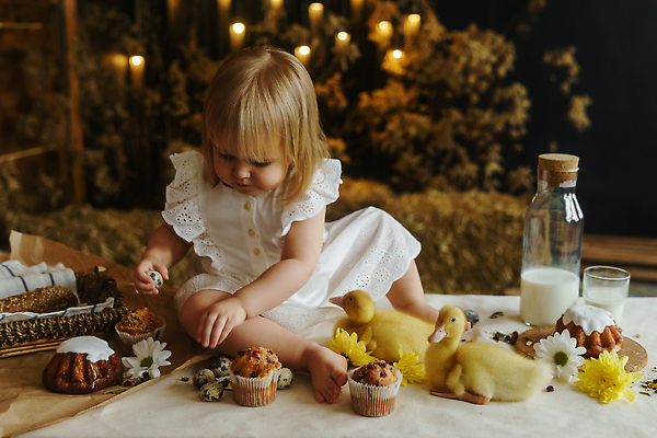 포토 JPG 해외이미지 동물 전통 드레스 꽃 행복 감정 어린이 컨셉 놀이 탁자 부활절 주택 기념 한명 미소 앉기 소녀 이벤트 내부 노란색 주방 치킨 놀람 봄 우정 기쁨 방 시골 축하 아기 컵케이크 솜털 메추리 수유 해외202310 해외포토 식물 1 옷 계절 여자 기념일 컬러 가구 모션 표정 사람 건물 친구 케이크 닭고기요리 파일형식
