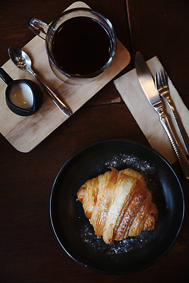 포토 JPG 해외이미지 접시 커피 빵 포크 디저트 사람없음 숟가락 나이프 크루아상 해외202310 해외포토 식기 음료 음식 수저 칼 파일형식