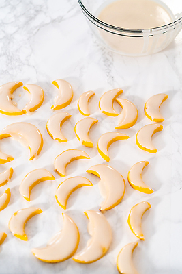 포토 JPG 해외이미지 사람없음 장식 쿠키 여러개 달콤 레몬 유리그릇 반달모양 해외202310 해외포토 모양 그릇 다수 과일 유리 디저트 맛 파일형식