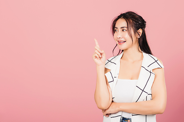 포토 JPG 해외이미지 모델 1 학생 손 응시 여자 행복 얼굴 벽 분홍색 하늘색 백그라운드 손가락 태국 갈색머리 실내 한명 미소 사람 동양인 뷰티 유행 카메라 우주 기쁨 가리킴 표현 자신감 흥분 보여주기 포인트 경영 고립 스타일 카피스페이스 해외202310 해외포토 헤어스타일 시선 감정 아시아 컬러 비즈니스 모션 표정 인종 손짓 내부 신체부위 금융 파란색 전자제품 공백 파일형식