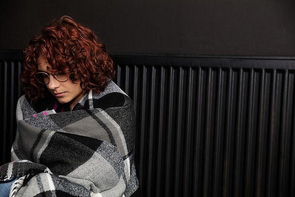 포토 JPG 해외이미지 계절 여자 산업 안경 겨울 실내 따뜻함 한명 내부 냉동 목도리 에너지 잡기 뜨거움 기다림 스웨터 고민 난방 라디에이터 설치 사용자 해외202310 해외포토 1 잡화 감정 상의 모션 사람 파일형식