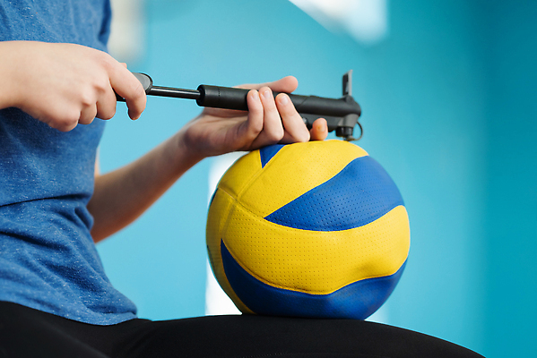 포토 JPG 해외이미지 손 스포츠 백그라운드 컨셉 공 놀이 건강 사람 사람없음 파란색 컬러풀 노란색 장비 게임 바늘 배구 오브젝트 체육관 고무 펌프 압력 여의주 옛날 해외202310 해외포토 컬러 신체부위 구기 도구 파일형식