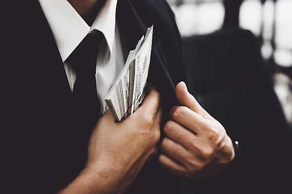 포토 JPG 해외이미지 남자 지폐 비즈니스 한명 상반신 성인 옆모습 범죄 책상 넣기 부정부패 성인남자한명만 해외202310 해외포토 1 뷰포인트 가구 돈 모션 사람 남자한명만 성인남자만 파일형식