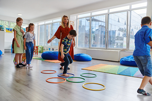 포토 JPG 해외이미지 여자 남자 어린이 스포츠 쿠션 창문 놀이 실내 소년 여러명 성인 달리기 교사 카펫 유치원 고리 체육 즐거움 해외202310 해외포토 직업 교육 감정 다수 모션 사람 내부 파일형식