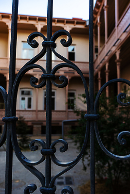 포토 JPG 해외이미지 전통 외관 조각 여행 건축양식 풍경 사람없음 목재 여름 도시풍경 도시 도심 타운 랜드마크 조지아 해외202310 해외포토 나무 계절 건축 재료 동유럽 파일형식