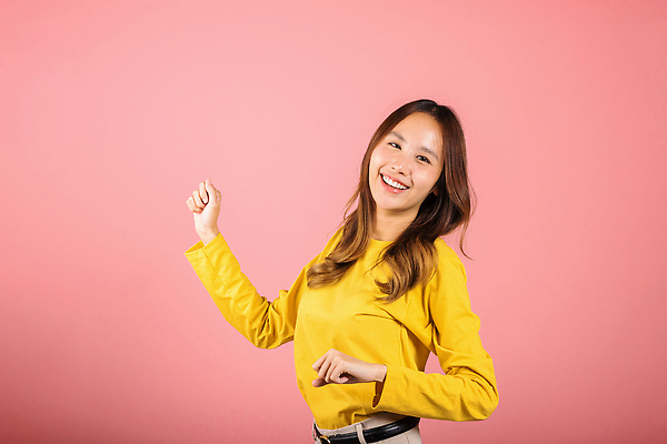 포토 JPG 해외이미지 모델 학생 라이프스타일 옷 여자 행복 감정 아시아 음악 분홍색 포즈 백그라운드 이동 태국 휴식 실내 한명 미소 사람 동양인 10대 뷰티 파티 유행 기쁨 댄서 에너지 춤 긍정 고립 스타일 해외202310 해외포토 직업 1 나라 컬러 컨셉 청소년 문화예술 표정 인종 이벤트 내부 생활 파일형식