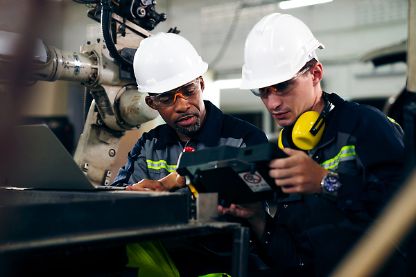 포토 JPG 해외이미지 남자 산업 공장 노동자 고글 작업복 상반신 성인 두명 노트북 헤드셋 기계 과학기술 작업 엔지니어 안전모 성인남자만 해외202310 해외포토 직업 옷 음향기기 공업 기술 사람 전자제품 헤드폰 기술자 헬멧 안전장비 남자만 성인만 파일형식