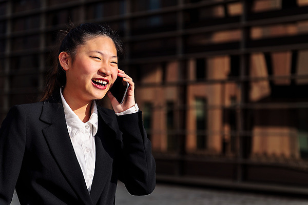 포토 JPG 해외이미지 직업 1 라이프스타일 여자 행복 비즈니스 사업가 통신 성공 모바일 세포 대화 한명 미소 사람 동양인 20대 성인 야외 건물 가로 30대 금융 스마트폰 사무실 걷기 도시 비즈니스우먼 도심 전화기 스마트 경영자 지역 부름 카피스페이스 해외202310 해외포토 건축물 감정 컨셉 모션 표정 말하기 인종 청년 생활 장년 경제 핸드폰 스마트기기 공백 직장인 리더 파일형식