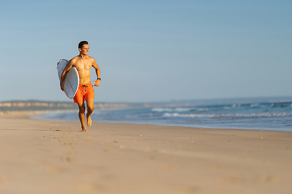 포토 JPG 해외이미지 라이프스타일 남자 수영복 모래 스포츠 바다 여행 포즈 신체 자연 표면 탈의 한명 야외 물 여름 운동 뷰티 서핑보드 서핑 몸통 서퍼 라이더 해외202310 해외포토 자연요소 1 옷 계절 운동선수 건강 사람 생활 신체부위 수상스포츠 보드_스포츠 생태계 파일형식