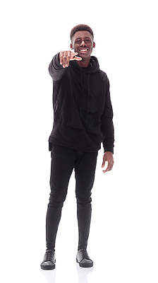 포토 JPG 해외이미지 전신 남자 흑인 한명 서기 성인 가리킴 성인남자한명만 해외202310 해외포토 서양인 1 모션 사람 손짓 남자한명만 성인남자만 파일형식