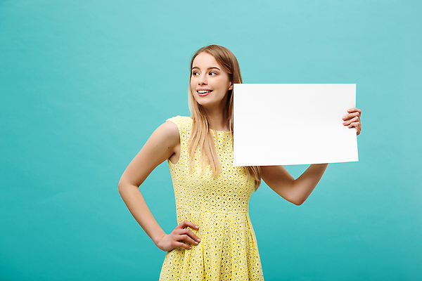 포토 JPG 해외이미지 여자 종이 백그라운드 한명 들기 상반신 성인 앞모습 청록색 성인여자한명만 카피스페이스 해외202310 해외포토 1 뷰포인트 컬러 모션 사람 공백 여자한명만 성인여자만 파일형식